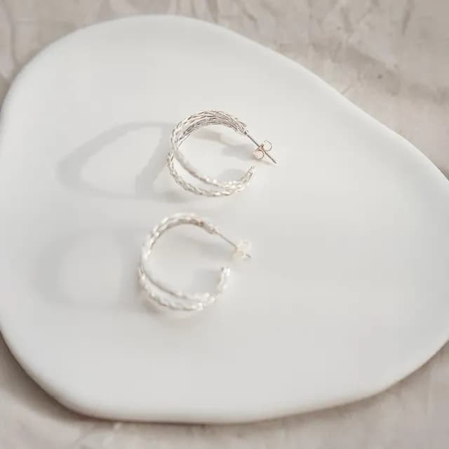 【Queenshop】QUEENSHOP_ S 正韓 麻花編織雙環造型耳針式耳環 現+預 07030939