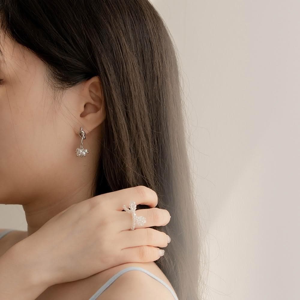 【Queenshop】QUEENSHOP_ S 正韓 簡約垂墜珍珠造型耳針式耳環 現+預 07030940