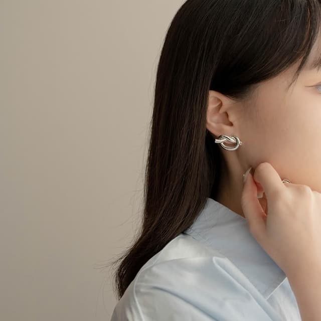 【Queenshop】QUEENSHOP_ S 正韓 金屬繩結造型耳針式耳環 現+預 07030943