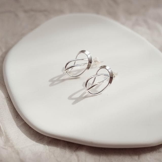 【Queenshop】QUEENSHOP_ S 正韓 幾何弧線設計耳針式耳環 現+預 07030951