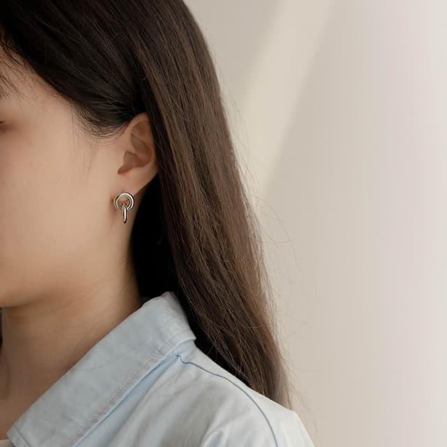 【Queenshop】QUEENSHOP_ S 正韓 交叉環設計耳針式耳環 現+預 07030955