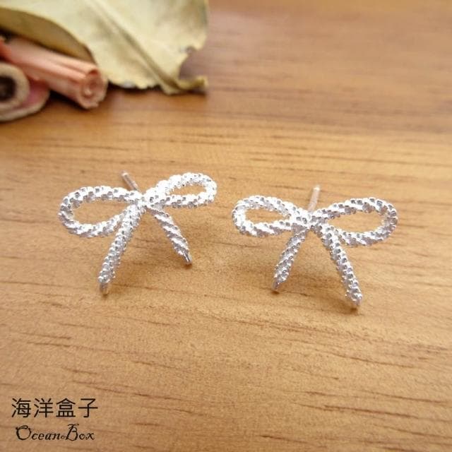 【海洋盒子】甜美亮眼雪花蝴蝶結緞帶S925純銀耳環 .針式貼耳耳環