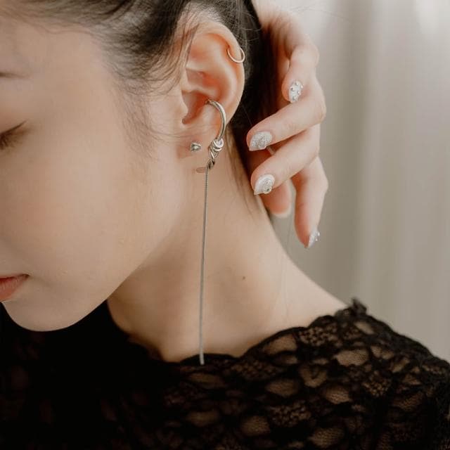 【Queenshop】QUEENSHOP_ S 女裝 正韓 不規則扭結垂墜設計耳扣式耳環 現+預 07030958