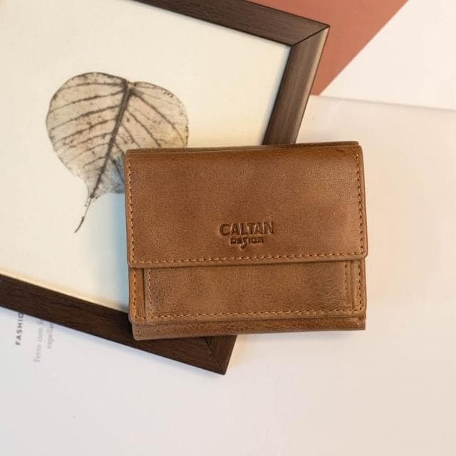 CALTAN DESIGN | 小文藝扣式真皮短夾 075055 五色(真皮 中夾 皮夾 錢包)