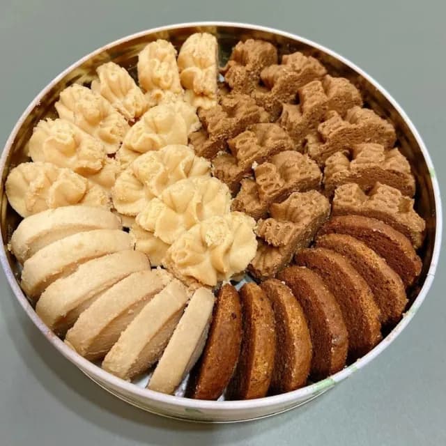 【CHARA 微百貨】香港 珍妮餅家 聰明小熊 曲奇餅乾禮盒 320g 附提袋 (四味 中秋節版) 珍妮小熊
