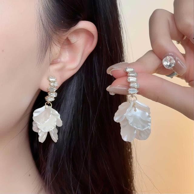 耳環法式輕奢超仙白色貝殼花朵耳環時尚洋氣設計感蚊香盤耳環耳飾女不過敏看不膩超閃耳環耳飾飾品不褪色禮物輕盈精緻輕奢高級韓國