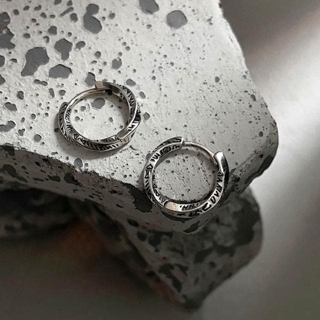 【MoonDy】莫比烏斯耳環 英文塗鴉耳圈 純銀耳環 環形耳環 素圈耳扣 男生飾品 耳環女 扭轉耳飾 配飾
