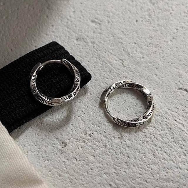 【MoonDy】莫比烏斯耳環 英文塗鴉耳圈 純銀耳環 環形耳環 素圈耳扣 男生飾品 耳環女 扭轉耳飾 配飾