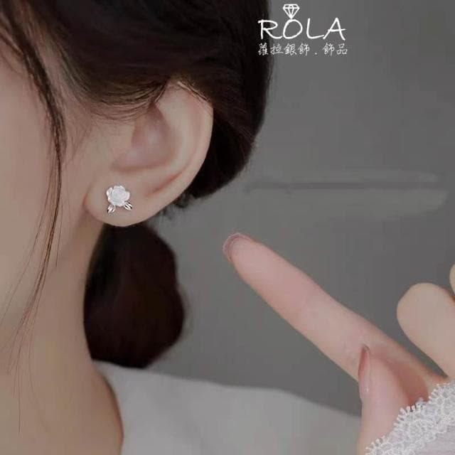 ROLA蘿拉銀飾.飾品 “現貨當天出” 山茶花珍珠葉不對稱925純銀耳針耳環 玫瑰花朵.
