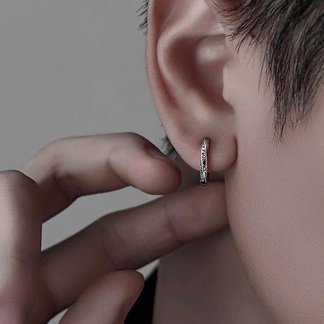 【EMMA SUE】質感銀飾 耳扣造型 莫比烏斯 男士耳環 氣質百搭款 男用耳環 百搭飾品 S925銀 冷調簡約風 素面耳環