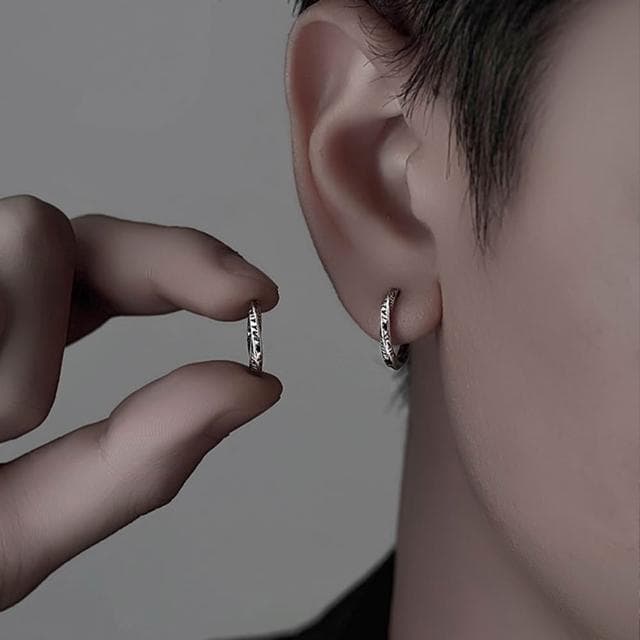 【EMMA SUE】質感銀飾 耳扣造型 莫比烏斯 男士耳環 氣質百搭款 男用耳環 百搭飾品 S925銀 冷調簡約風 素面耳環
