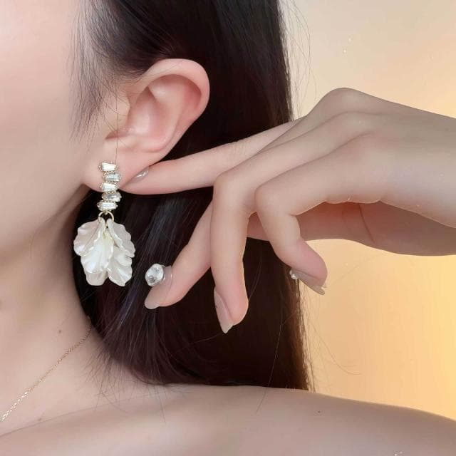 耳環法式輕奢超仙白色貝殼花朵耳環時尚洋氣設計感蚊香盤耳環耳飾女耳環耳釘耳飾女生耳環法式耳環流行百搭耳釘生日禮物貼耳耳環