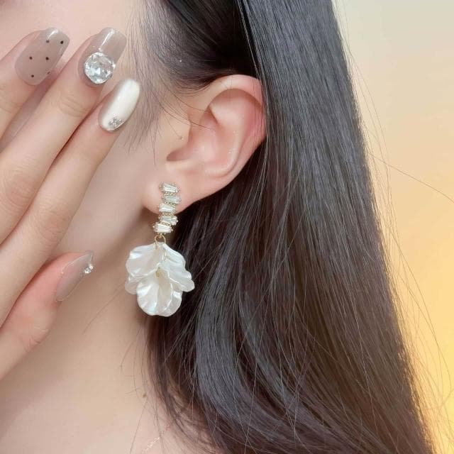 耳環法式輕奢超仙白色貝殼花朵耳環時尚洋氣設計感蚊香盤耳環耳飾女耳環耳釘耳飾女生耳環法式耳環流行百搭耳釘生日禮物貼耳耳環