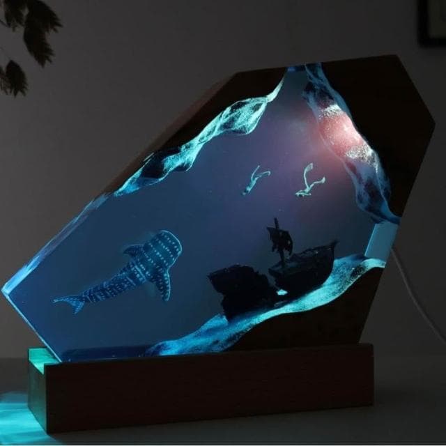 溶洞鯨魚潛水夫桌面擺件海洋藝術工藝品實木樹脂燈生日禮物飾品