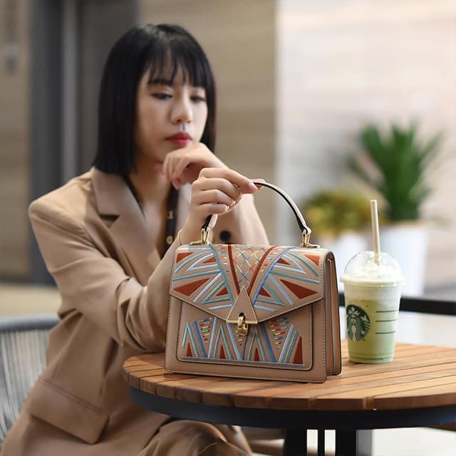 【LEESA】手提包\風琴包\真皮包包\牛皮包\斜背包\牛皮女包\大容量小方包\刺繡包包\圖騰包包\生日禮物