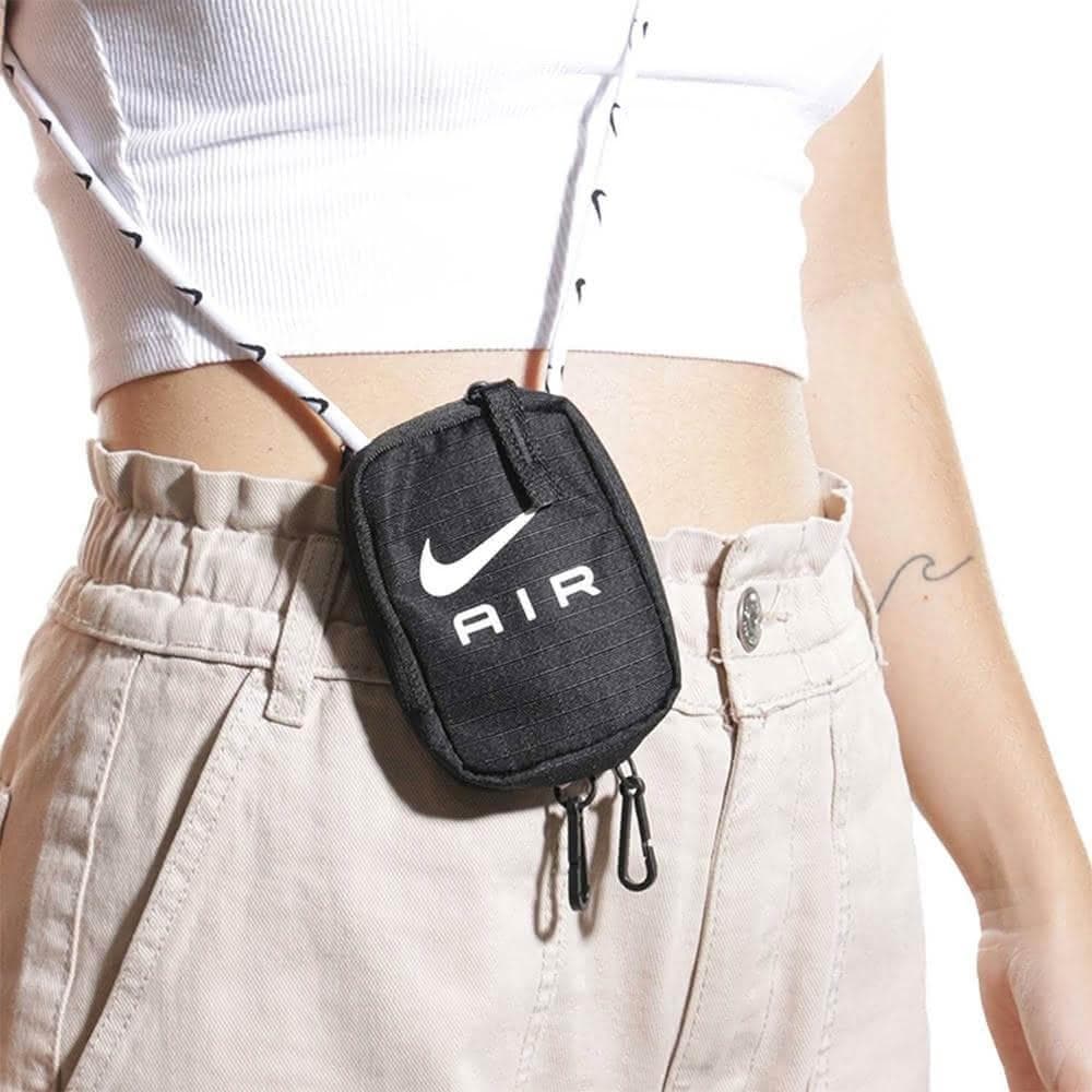 【NIKE 耐吉】POUCH AIR 黑色識別證帶包 貼身零錢包 斜肩包 小廢包 隨身包 頸掛小包 生日禮物(N1007479027OS)