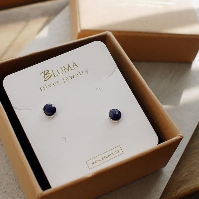 【BLUMA】藍寶石簡約小圓純銀耳環(生日情人節禮物 水晶飾品 圓形天然石原礦針式耳釘 飾品禮盒)