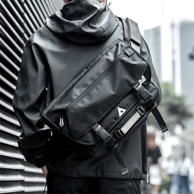 【MoonDy】三點式固定扣 男生機車包 黑色斜背包 潮流斜背包 工裝包 男生郵差包 騎行斜背包 生日禮物