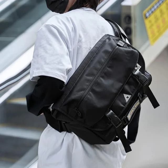 【KT DADA】男生機車包 黑色斜背包 男生郵差包 騎行斜背包 生日禮物 包包 郵差包 斜背包 三點式固定扣 潮流斜背包 工裝包