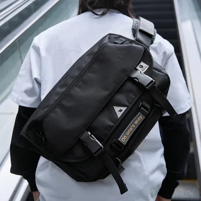 【KT DADA】男生機車包 黑色斜背包 男生郵差包 騎行斜背包 生日禮物 包包 郵差包 斜背包 三點式固定扣 潮流斜背包 工裝包