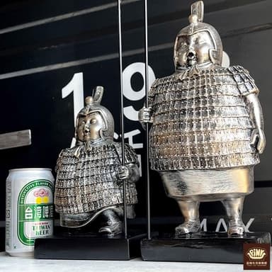 【PiNYU 品柚生活傢飾館】胖兵馬俑拿槍擺飾(搞笑胖兵馬俑復古擺件新中式櫃玄關家居裝飾品 中國風交換禮物)