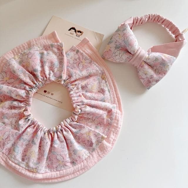 【Lianne baby】水彩粉花童話圍兜髮帶嬰兒禮物彌月禮盒 滿月禮(彌月禮盒 滿月禮 收涎禮週歲禮 嬰兒禮物)