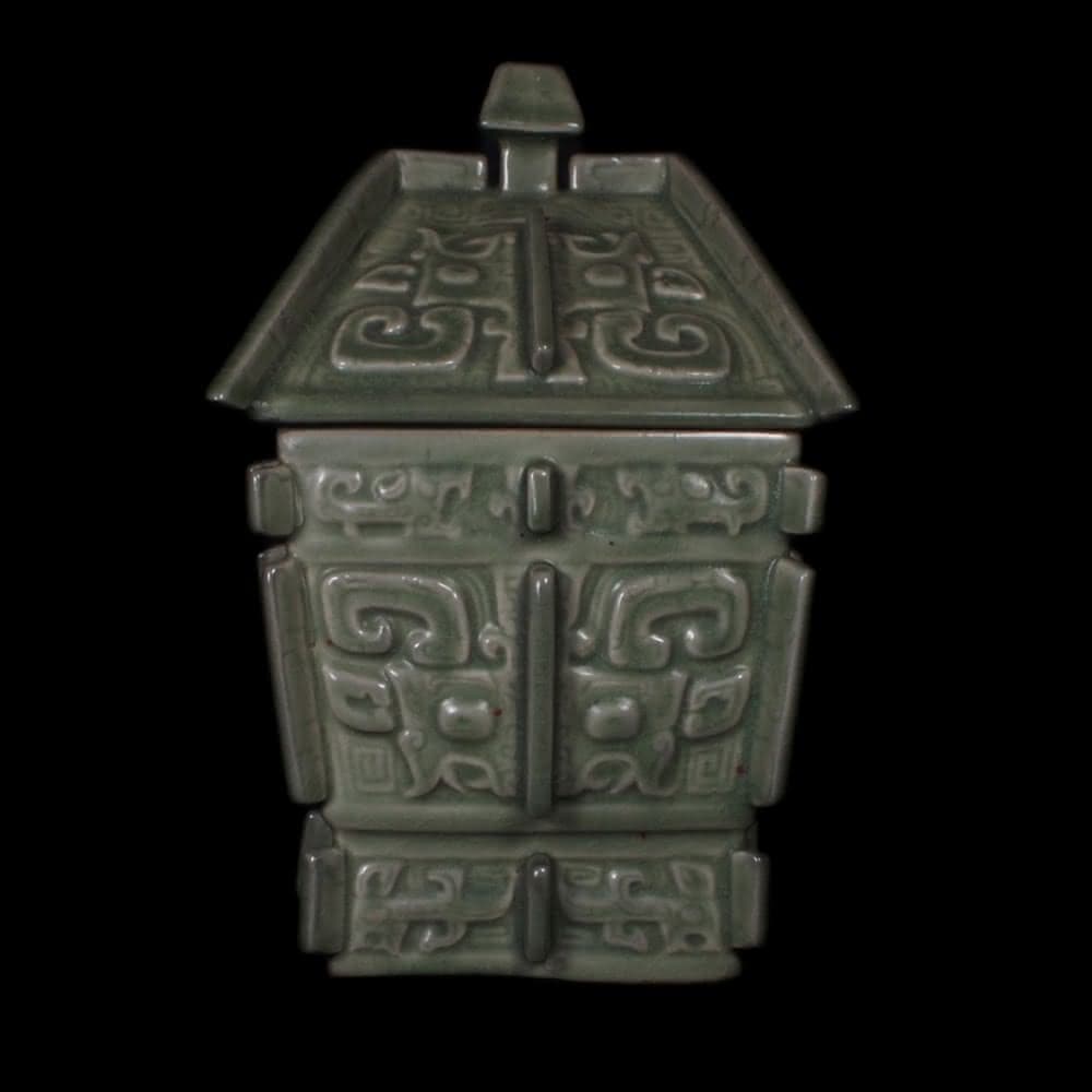 《博古珍藏》宋 龍泉窯青瓷亞醜方彝式蓋罐 早期收藏 老件瓷器 國際拍賣級文物