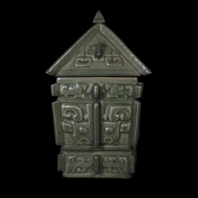 《博古珍藏》宋 龍泉窯青瓷亞醜方彝式蓋罐 早期收藏 老件瓷器 國際拍賣級文物