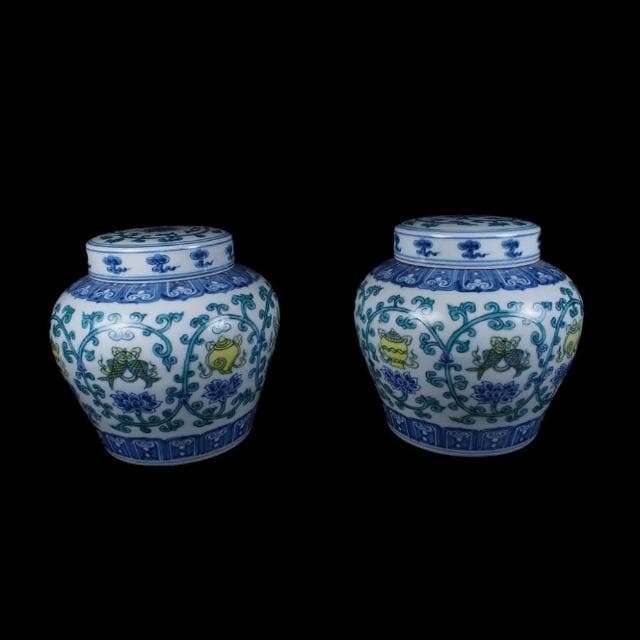 《博古珍藏》鬥彩斗彩纏枝蕃蓮花托八吉祥紋罐一對 老件瓷器 博物館級文物