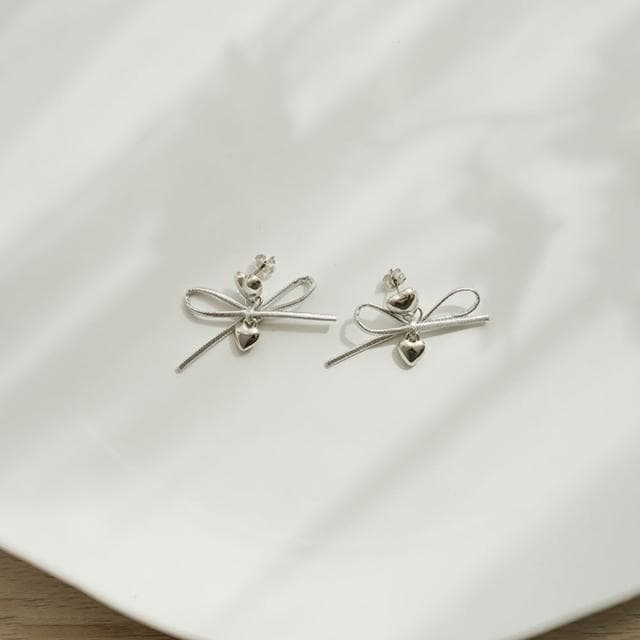 【Queenshop】QUEENSHOP_ S 女裝 正韓 愛心皮革蝴蝶結耳針式耳環 現+預 07030941