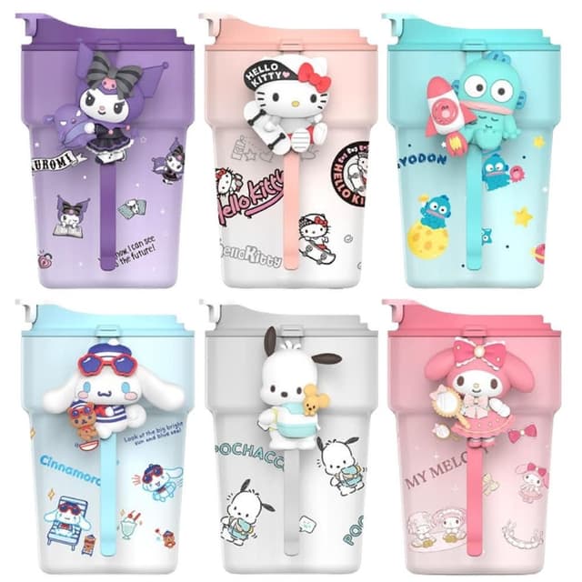 【SANRIO 三麗鷗】翻蓋直飲隨身咖啡杯 380ML (正版授權 立體公仔 運動水壺 超商咖啡 提把水瓶 隨身水壺 保溫杯 母嬰Tritan材質  美樂蒂 大耳狗 庫洛米 帕恰狗  送禮 生日禮物 交換禮物 聖誕禮物)