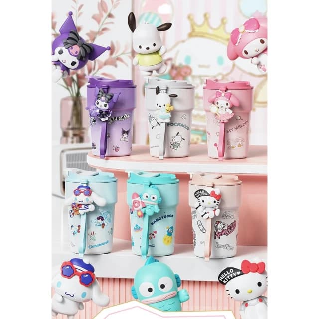 【SANRIO 三麗鷗】翻蓋直飲隨身咖啡杯 380ML (正版授權 立體公仔 運動水壺 超商咖啡 提把水瓶 隨身水壺 保溫杯 母嬰Tritan材質  美樂蒂 大耳狗 庫洛米 帕恰狗  送禮 生日禮物 交換禮物 聖誕禮物)
