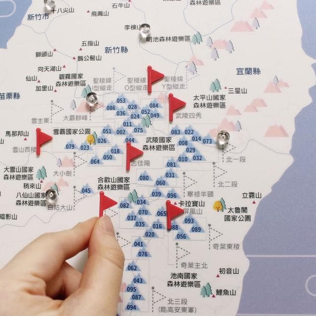 【Umade】台灣百岳地圖木框海報 石英粉色 附插旗地標+磁鐵地標扣 (小百岳 國家公園 牆壁裝飾 房間佈置 情侶禮物 生日禮物推薦 紀念禮物 登山紀錄 居家裝飾)