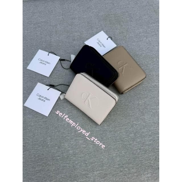【Calvin Klein】CK 浮雕logo短夾 拉鍊式 零錢包 對開