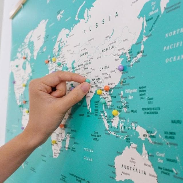 【Umade】世界地圖木框海報 湖水綠色 附磁鐵地標扣 (裝飾 房間 居家裝飾 客廳 書房佈置 旅行紀念 環遊世界 情侶 生日禮物)