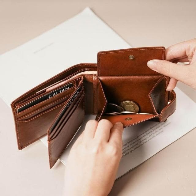 CALTAN DESIGN | 扣式三頁真皮多功能零錢短夾 075250 兩色 (中性 真皮 短夾 皮夾 錢包 )