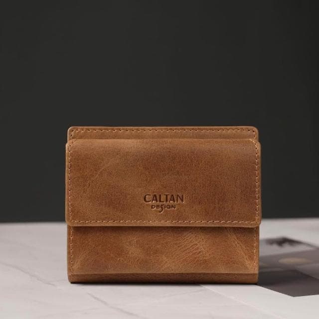 CALTAN DESIGN | 溫情扣式對摺真皮短夾 075270 五色(真皮 中夾  皮夾 錢包 招財 母錢包)