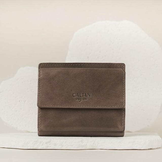 CALTAN DESIGN | 溫情扣式對摺真皮短夾 075270 五色(真皮 中夾  皮夾 錢包 招財 母錢包)