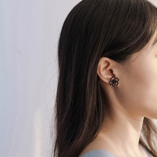 【Queenshop】QUEENSHOP_ S 女裝 正韓 串珠花朵設計耳針式耳環 三色售 現+預 07030931