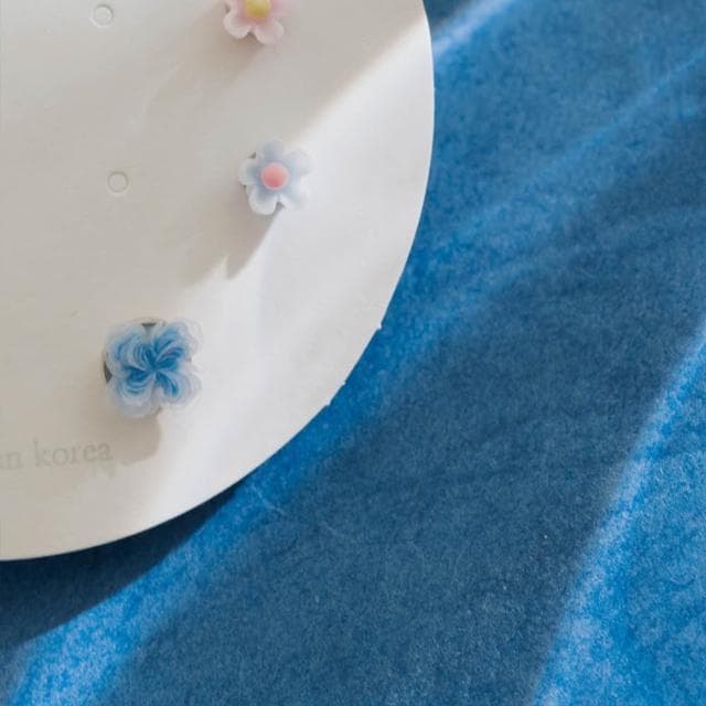 【Queenshop】QUEENSHOP_ S 女裝 正韓 繽紛漸層撞色小花耳環組 現+預 07030961