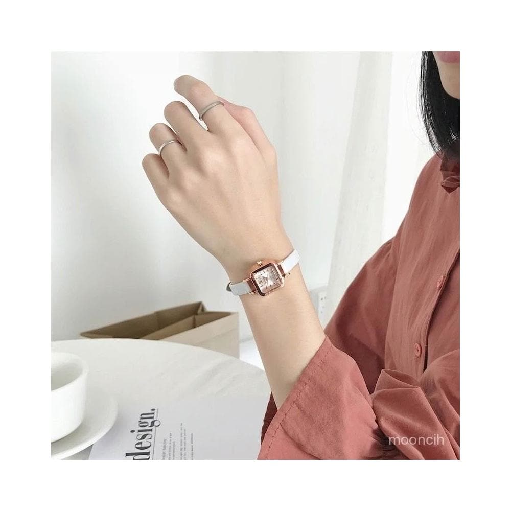 偉偉有道 高級感小衆手錶女款學生港風氣質休閒女士皮帶設計輕奢複古羅馬錶