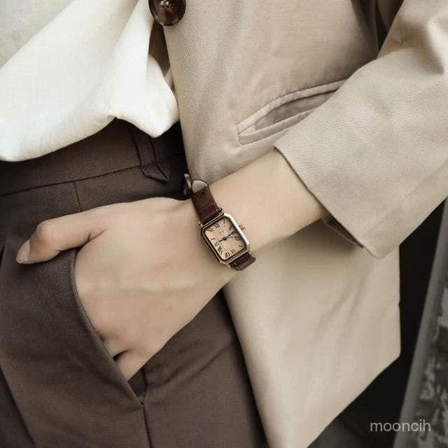偉偉有道 高級感小衆手錶女款學生港風氣質休閒女士皮帶設計輕奢複古羅馬錶