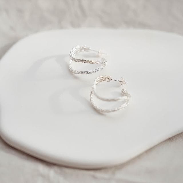 【Queenshop】QUEENSHOP_ S 正韓 麻花編織雙環造型耳針式耳環 現+預 07030939