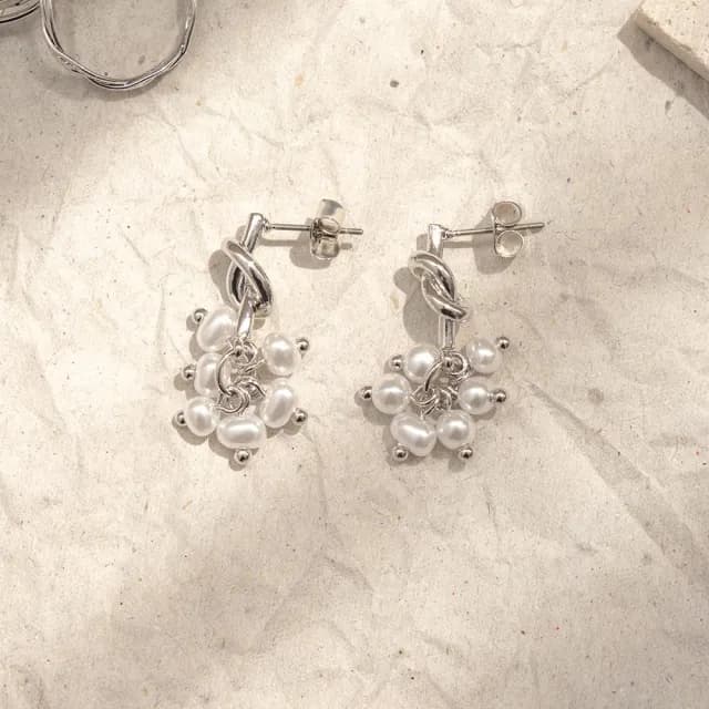 【Queenshop】QUEENSHOP_ S 正韓 簡約垂墜珍珠造型耳針式耳環 現+預 07030940