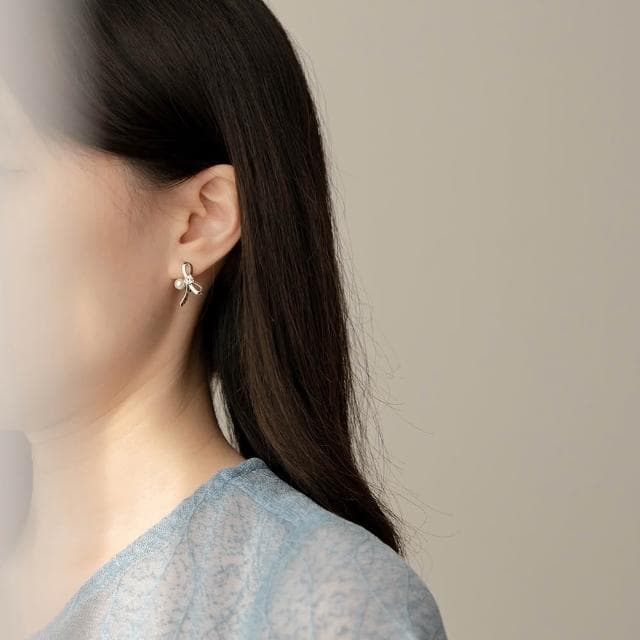 【Queenshop】QUEENSHOP_ S 正韓 水鑽設計蝴蝶結珍珠耳針式耳環 現+預 07030944