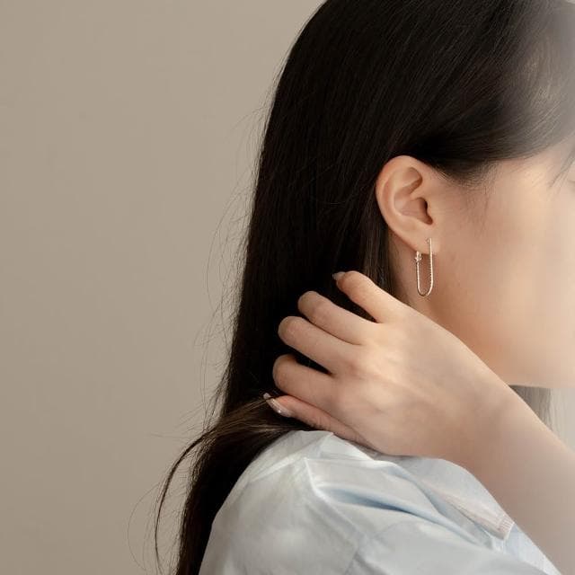 【Queenshop】QUEENSHOP_ S 正韓 光澤線型圈圈耳針式耳環 現+預 07030949