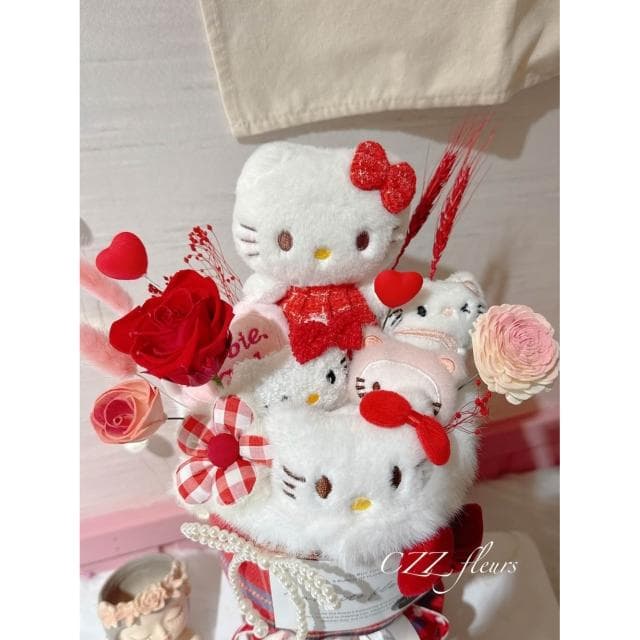敲可愛凱蒂貓Kitty玩偶永生花花束-(情人節花束/生日禮物/告白花束/週年慶/畢業花束)