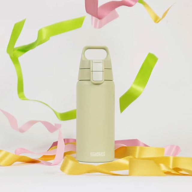 【SIGG】Shield 超輕量彈蓋保溫瓶 500ml (嫩青綠;保溫杯/水瓶/水壺)