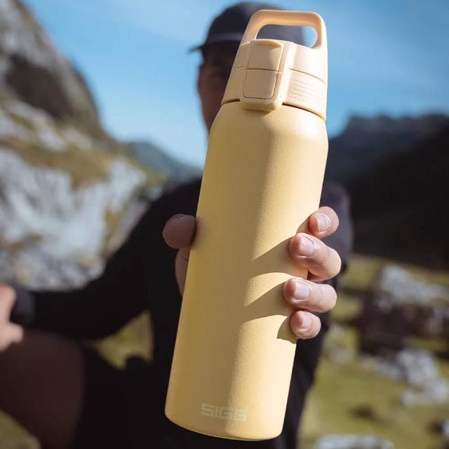 【SIGG】Shield 超輕量彈蓋保溫瓶 750ml (奶油黃;保溫杯/水瓶/水壺)