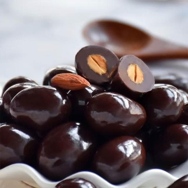 天下美食 馬來西亞原裝進口倍樂思扁桃仁夾心牛奶巧克力黑巧克力袋裝35g